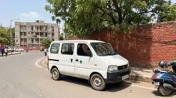 GurgaonCare <strong>medical van</strong> on a Gurgaon street ready for home visit